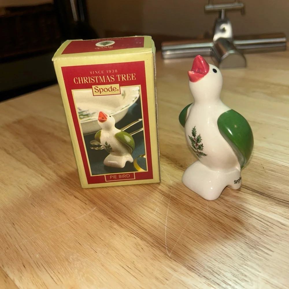 Spode Christmas Tree Pie Bird New in Opened Box 4” Mistletoe Ceramic - Picture 1 of 9
